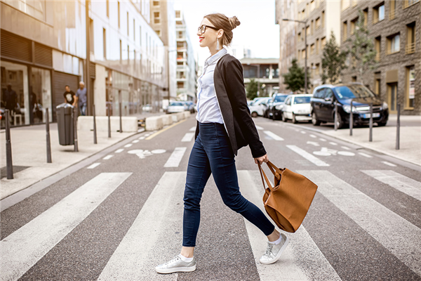 traverser la rue pendant un shooting photo