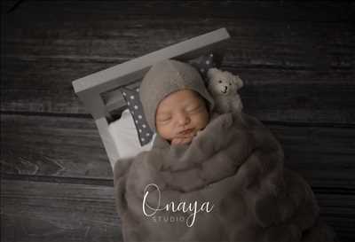 Shooting photo effectué par le photographe Onaya Studio à Aix-les-Bains : photo de naissance