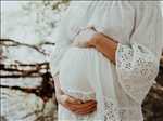 Shooting photo effectué par le photographe Nina à Vitré : photo de grossesse