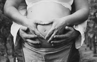 Shooting photo effectué par le photographe Gabrielle à Sarlat-la-Canéda : photographie de grossesse