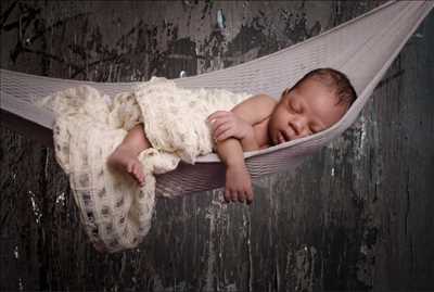 Shooting photo effectué par le photographe CHRISTELLE à Bagnols-sur-Cèze : photographie de nouveau né