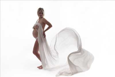 Shooting photo effectué par le photographe Alexandra Buendia à Saint-genis-laval : photo de grossesse