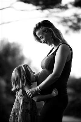 Shooting photo effectué par le photographe Les Jumeaux à Toulon : photographie de grossesse
