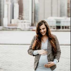 Photo de femme enceinte à Nyons avec LAURA